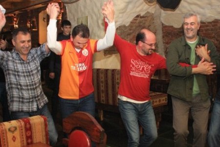 Moskova'da Galatasaray taraftarları şampiyonluğu halay çekerek kutladı (Özel)