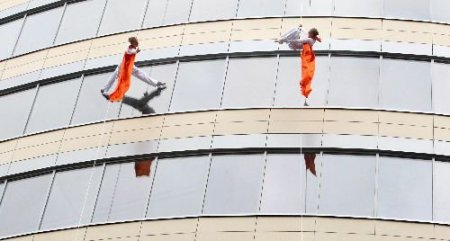 Moskova'da Gökdelenin Duvarlarında Nefes Kesen Dans Gösterisi