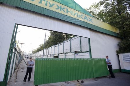 Moskova'da Kapatılan Lujniki Pazarı Yıkılmaya Başladı