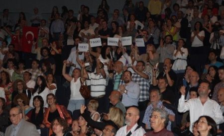 Moskova’da Nazım Hikmet konserinde Gezi Parkı protestosu