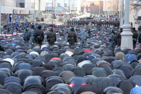 Moskova’da On Binler “çadır Cami’de” Bayram Namazı Kıldı