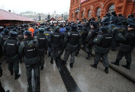 Moskova’da Polis Muhalif Lider Limonov’la Birlikte 100 Kişiyi Göz Altına Aldı