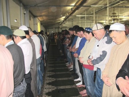 Moskova’da Ramazan Heyecanı, İlk Teravih Çadır Camide Kılındı
