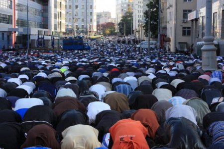 Moskova’da Sokakta Bayram Coşkusu; Yüz Binler Barış İçin Dua Etti