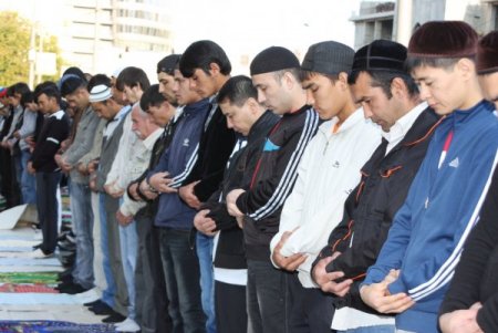 Moskova’da Sokakta Bayram Coşkusu; Yüz Binler Barış İçin Dua Etti