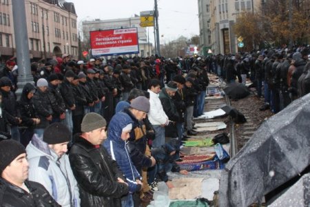 Moskova’da tramvay yolunda ıslak bayram namazı