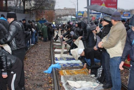 Moskova’da tramvay yolunda ıslak bayram namazı