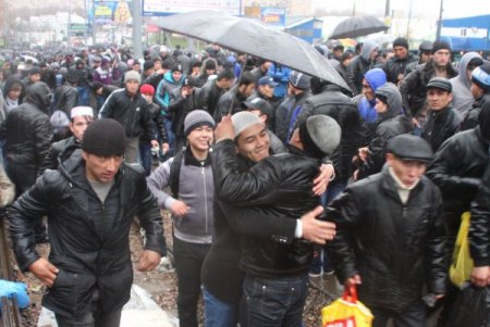 Moskova’da tramvay yolunda ıslak bayram namazı