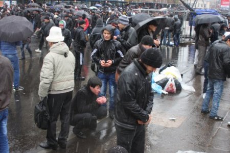 Moskova’da tramvay yolunda ıslak bayram namazı