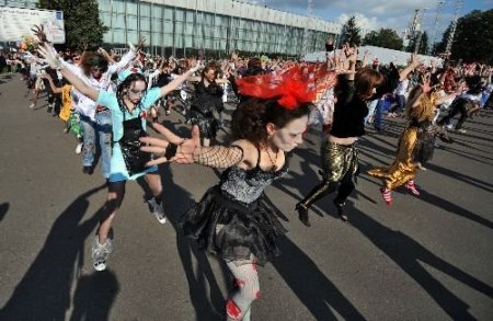 Moskova'da Yüzlerce Kişi Michael Jackson'ı Dans Ederek Andı