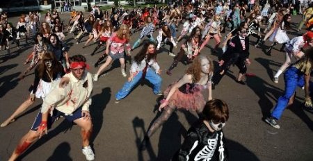 Moskova'da Yüzlerce Kişi Michael Jackson'ı Dans Ederek Andı