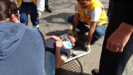 Motokurye temizlik işçisine çarptı: 2 yaralı