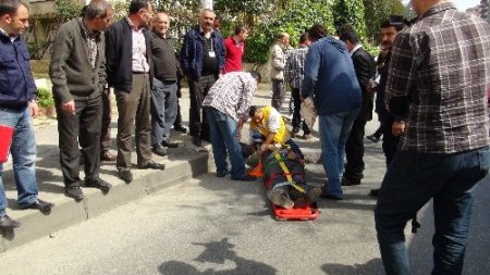 Motokurye temizlik işçisine çarptı: 2 yaralı