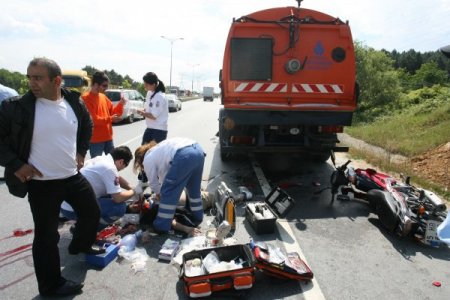 Motosiklet Belediyenin Temizleme Aracına Çarptı: 1 Ölü