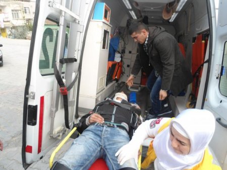 Motosiklet duvara çarptı: 2 yaralı