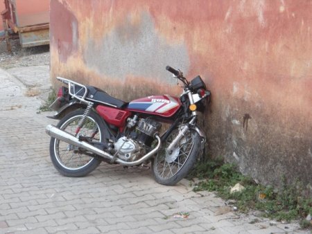 Motosiklet duvara çarptı: 2 yaralı