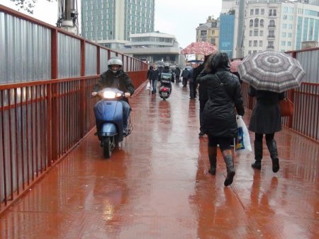 ‘Motosiklet giremez’ yazan geçite motosikletliler akın ediyor