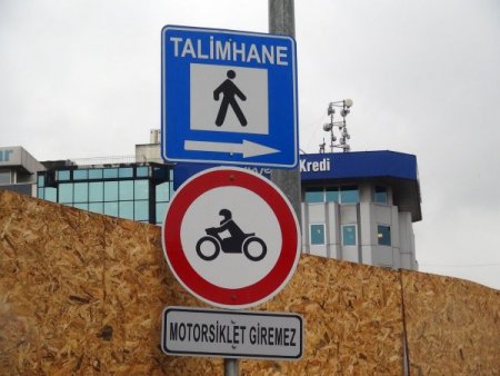 ‘Motosiklet giremez’ yazan geçite motosikletliler akın ediyor