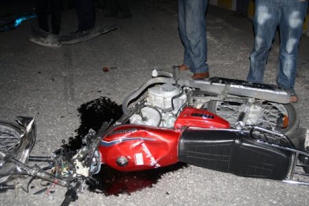 Motosiklet ile otomobil çarpıştı: 1 ölü, 1 yaralı