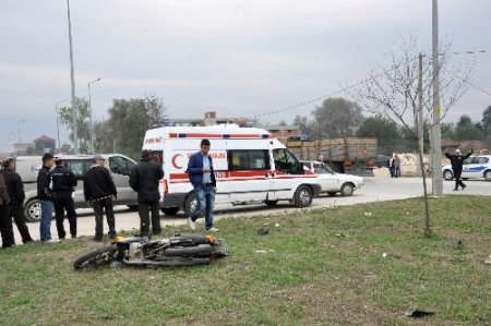 Motosiklet Otomobile Çarptı: 1 Yaralı