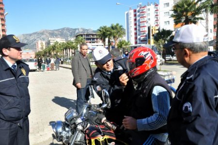 Motosiklet sürücülerine kask dağıtıldı