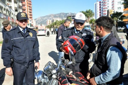 Motosiklet sürücülerine kask dağıtıldı
