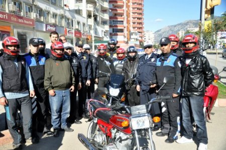 Motosiklet sürücülerine kask dağıtıldı