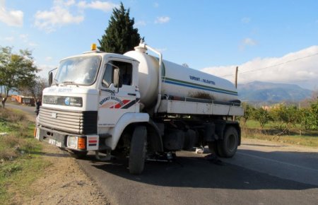 Motosiklet vidanjörün altına girdi: Biri ağır 2 yaralı
