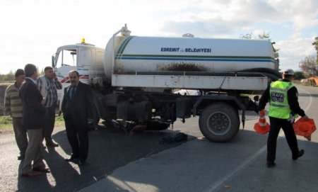Motosiklet vidanjörün altına girdi: Biri ağır 2 yaralı