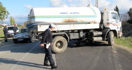 Motosiklet vidanjörün altına girdi: Biri ağır 2 yaralı