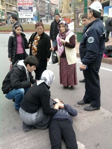 Motosikletin Çarptığı Genç Kız Yaralandı