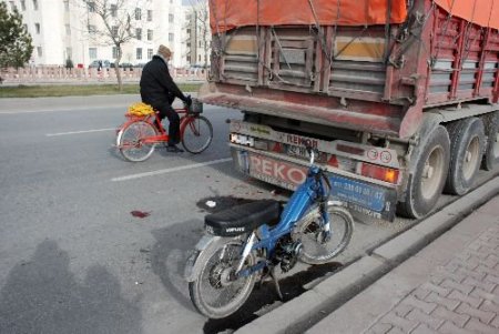 Motosikletiyle Park Halindeki Tır'a Çarpan Genç Öldü