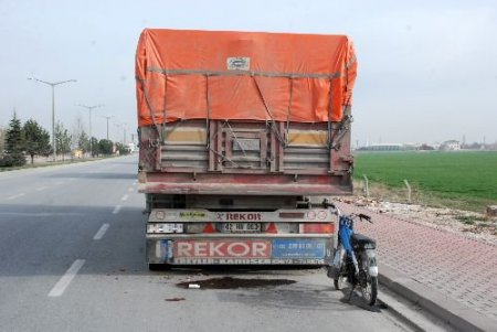 Motosikletiyle Park Halindeki Tır'a Çarpan Genç Öldü