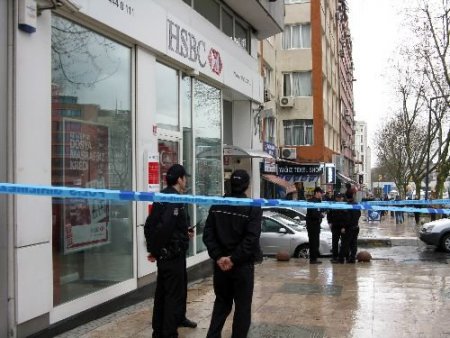 Motosikletli Banka Soyguncuları, 20 Bin Lira Alıp Kayıplara Karıştı