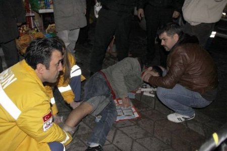 Motosikletten Düşen Kuryenin Yardımına Vatandaşlar Koştu