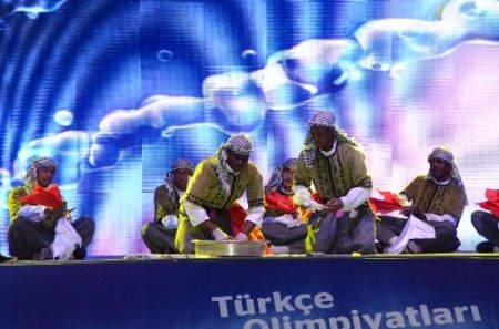 Mozambikli öğrenciler Şanlıurfa'da sıra gecesi düzenleyip çiğköfte yoğurdu