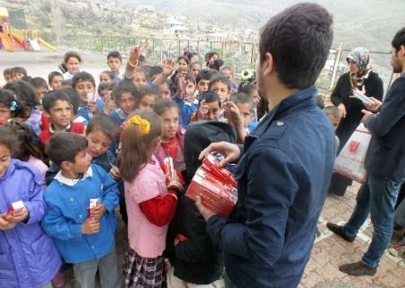 MTTB'li gençlerden köydeki öğrencilere eğitim desteği