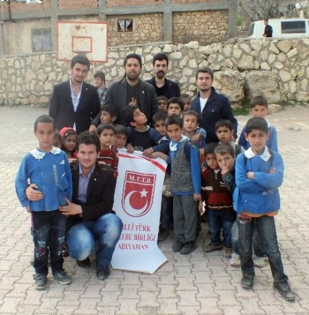 MTTB'li gençlerden köydeki öğrencilere eğitim desteği