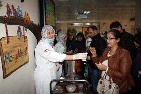 Muayene sıranızı beklerken çay ve kek alır mısınız? (Özel)