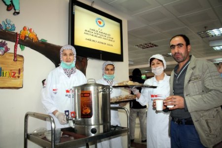 Muayene sıranızı beklerken çay ve kek alır mısınız? (Özel)