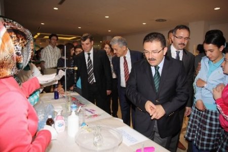 Mucit öğrenciler bilim sergisi açtı