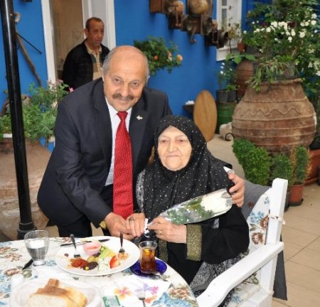 Mudanya'da 65 yaş üstü anneler kahvaltıda buluştu