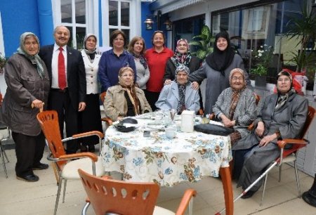 Mudanya'da 65 yaş üstü anneler kahvaltıda buluştu