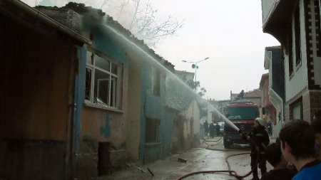 Mudanya'da metruk evde yangın