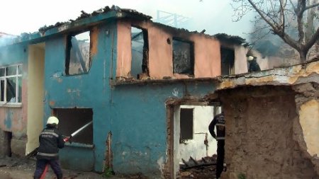 Mudanya'da metruk evde yangın