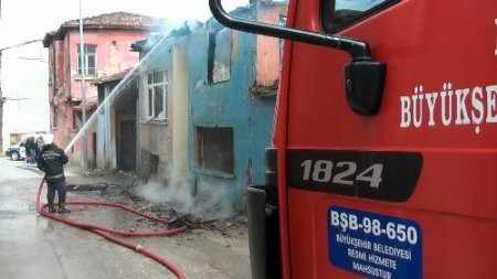 Mudanya'da metruk evde yangın
