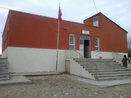 Müdür, yarıyıl tatiline gitmeyip okulu boyadı