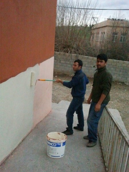 Müdür, yarıyıl tatiline gitmeyip okulu boyadı