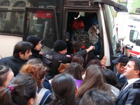 Müdürlüğü basıp eylem yaptılar