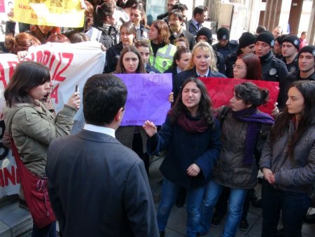 Müdürlüğü basıp eylem yaptılar